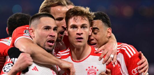 Oshua Kimmich, centro, del Bayern Múnich, celebra con sus compañeros de equipo después de anotar el único gol. (AP Foto/Christian Bruna)