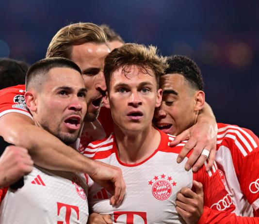 Oshua Kimmich, centro, del Bayern Múnich, celebra con sus compañeros de equipo después de anotar el único gol. (AP Foto/Christian Bruna)