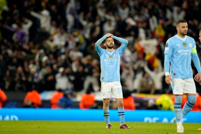 Bernardo Silva, del Manchester City, reacciona después de perder el partido de vuelta de los cuartos de final de la Liga de Campeones contra el Real Madrid 17 de abril de 2024. (Foto AP/Dave Thompson)