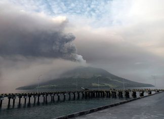 El volcán Monte Ruang se ve durante la erupción de la isla Tagulandang, Indonesia. (Foto AP/Hendra Ambalao)