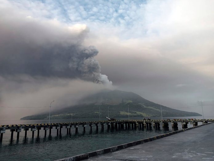El volcán Monte Ruang se ve durante la erupción de la isla Tagulandang, Indonesia. (Foto AP/Hendra Ambalao)