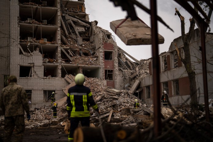 Bomberos trabajan en un edificio que fue parcialmente destruido por un bombardeo ruso en Chernihiv, Ucrania, el 17 de abril de 2024. (AP Foto/Francisco Seco)