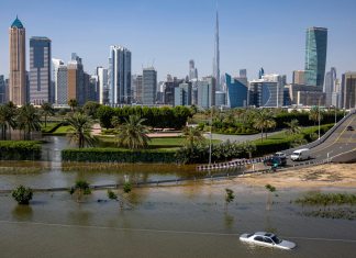 Inundación causada por fuertes lluvias con el Burj Khalifa, en Dubái. (Foto AP/Christopher Pike)