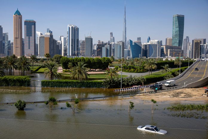 Inundación causada por fuertes lluvias con el Burj Khalifa, en Dubái. (Foto AP/Christopher Pike)