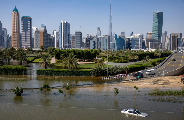 Inundación causada por fuertes lluvias con el Burj Khalifa, en Dubái. (Foto AP/Christopher Pike)
