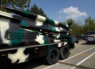 Un misil es transportado en un camión durante un desfile militar en una base del norte de Teherán, Irán, el miércoles 17 de abril de 2024. (AP Foto/Vahid Salemi)