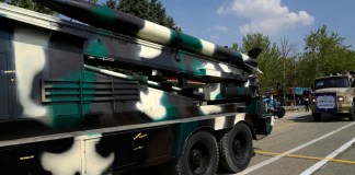 Un misil es transportado en un camión durante un desfile militar en una base del norte de Teherán, Irán, el miércoles 17 de abril de 2024. (AP Foto/Vahid Salemi)
