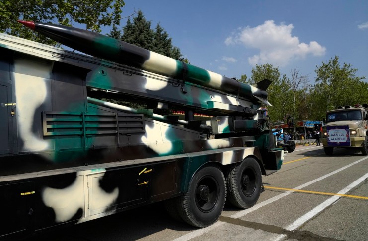 Un misil es transportado en un camión durante un desfile militar en una base del norte de Teherán, Irán, el miércoles 17 de abril de 2024. (AP Foto/Vahid Salemi)