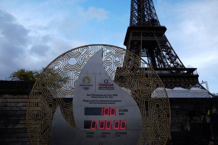 días para la ceremonia de Inauguración de los Juegos Olímpicos, el miércoles 17 de abril de 2024, en París. (AP Foto/Christophe Ena)