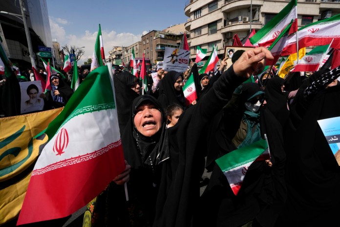 Una mujer grita consignas durante una protesta anti-israelí luego de la oración del viernes en Teherán, Irán, el viernes 19 de abril de 2024. (AP Foto/Vahid Salemi)