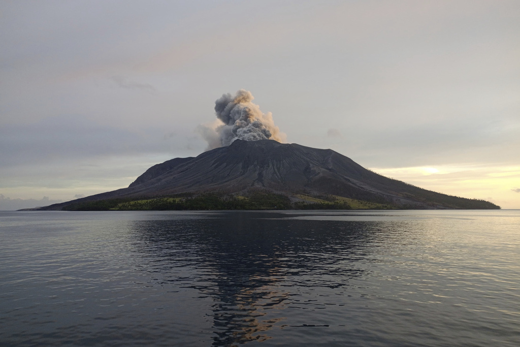 Erupción de volcán obliga a evacuar a más de 2