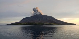 Esta foto facilitada por la Agencia Nacional de Búsqueda y Rescate de Indonesia (BASARNAS) muestra una panorámica de una erupción del monte Ruang en la isla de Célebes, Indonesia, el viernes 19 de abril de 2024. (Agencia Nacional de Búsqueda y Rescate vía AP)