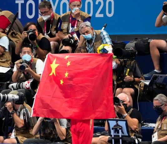 ARCHIVO - Foto del 29 de julio del 2021, despliegan una bandera china durante la final de natación en los Juegos Olímpicos de Tokio. El 20 de abril del 2024, un periódico australiano asegura que los nadadores chinos participaron a pesar de dar positivo en una prueba antidopaje meses antes de la justa. (AP Foto/Charlie Riedel, Archivo)