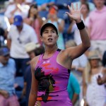 Foto del primero de septiembre del 2022, la española Garbiñe Muguruza saluda a los aficionados tras vencer a la checa Linda Fruhvirtova en la segunda ronda del U.S. Open. El sábado 20 de abril del 2024, Muguruza anuncia su retiro a los 30 años. (AP Foto/Seth Wenig, Archivo)