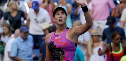 Foto del primero de septiembre del 2022, la española Garbiñe Muguruza saluda a los aficionados tras vencer a la checa Linda Fruhvirtova en la segunda ronda del U.S. Open. El sábado 20 de abril del 2024, Muguruza anuncia su retiro a los 30 años. (AP Foto/Seth Wenig, Archivo)