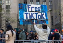 - Un hombre lleva un cartel con la leyenda "Free TikTok" ("Liberen a TikTok) frente al juzgado donde se inició el juicio contra Donald Trump por pagos indebidos, el 15 de abril de 2024, en Nueva York. (AP Foto/Ted Shaffrey, Archivo)
