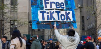 - Un hombre lleva un cartel con la leyenda "Free TikTok" ("Liberen a TikTok) frente al juzgado donde se inició el juicio contra Donald Trump por pagos indebidos, el 15 de abril de 2024, en Nueva York. (AP Foto/Ted Shaffrey, Archivo)