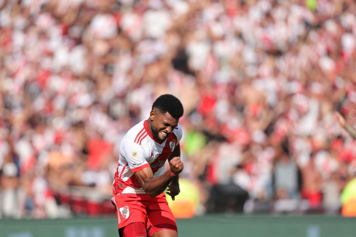 Miguel Ángel Borja, de River Plate, celebra marcar el gol inicial contra Boca Juniors en el estadio Mario Kempes durante un partido de cuartos de final de la liga argentina de fútbol en Córdoba, Argentina, el domingo 21 de abril de 2024. (Foto AP/Nicolas Aguilera)