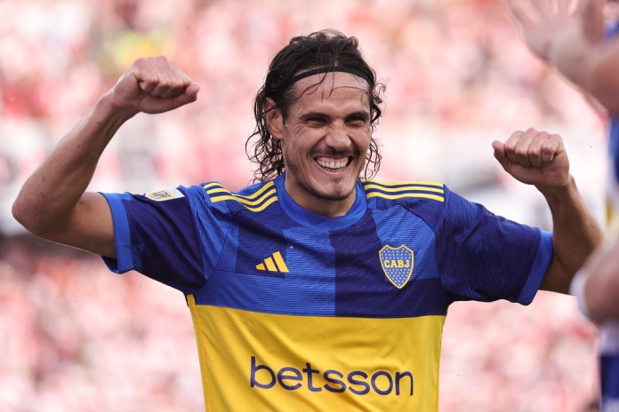 Edinson Cavani de Boca Juniors celebra después de que su compañero Miguel Merentiel anotara el tercer gol de su equipo contra River Plate durante un partido de cuartos de final de la liga argentina de fútbol en Córdoba, Argentina, el domingo 21 de abril de 2024. (Foto AP/Nicolas Aguilera)