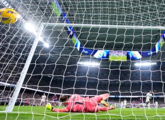 Real Madrid celebra después de anotar el gol durante el partido de fútbol de la Liga española. (Foto AP/Manu Fernández)