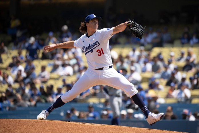 El lanzador de los Dodgers de Los Ángeles, Tyler Glasnow, lanza durante la primera entrada de un juego de béisbol contra los Mets de Nueva York en Los Ángeles, el domingo 21 de abril de 2024. (Foto AP/Kyusung Gong)