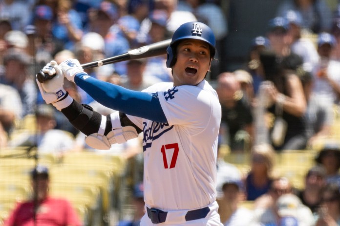 Shohei Ohtani, de los Dodgers de Los Ángeles, grita después de batear una bola de foul durante la primera entrada de un juego de béisbol contra los Mets de Nueva York en Los Ángeles, el domingo 21 de abril de 2024. (Foto AP/Kyusung Gong)