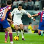 Liga española entre Real Madrid y Barcelona en el estadio Santiago Bernabeu en Madrid, España. (Foto AP/José Breton)
