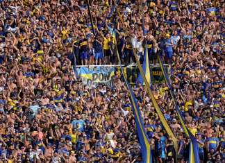 Los fanáticos de Boca Juniors asisten a un partido de cuartos de final de la liga argentina de fútbol contra River Plate en el estadio Mario Kempes en Córdoba, Argentina, el domingo 21 de abril de 2024. (Foto AP/Nicolas Aguilera)