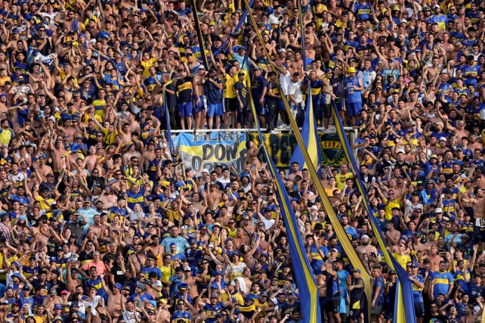 Los fanáticos de Boca Juniors asisten a un partido de cuartos de final de la liga argentina de fútbol contra River Plate en el estadio Mario Kempes en Córdoba, Argentina, el domingo 21 de abril de 2024. (Foto AP/Nicolas Aguilera)
