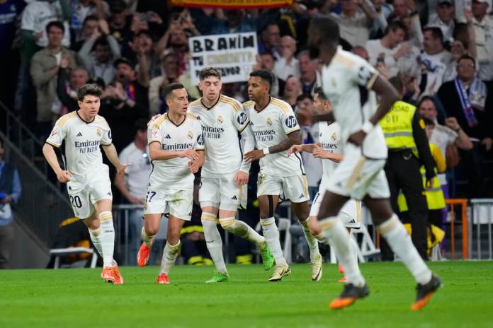 Lucas Vázquez del Real Madrid celebra con sus compañeros después de anotar el segundo. (Foto AP /Manu Fernández)