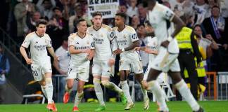 Lucas Vázquez del Real Madrid celebra con sus compañeros después de anotar el segundo. (Foto AP /Manu Fernández)