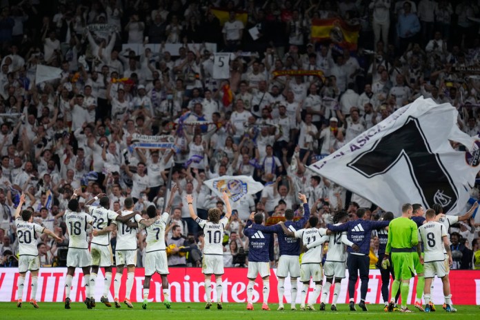 Los jugadores del Real Madrid celebran al final del partido de fútbol de la Liga española entre Real Madrid y Barcelona en el estadio Santiago Bernabeu en Madrid, España, el domingo 21 de abril de 2024. (Foto AP/Manu Fernández)