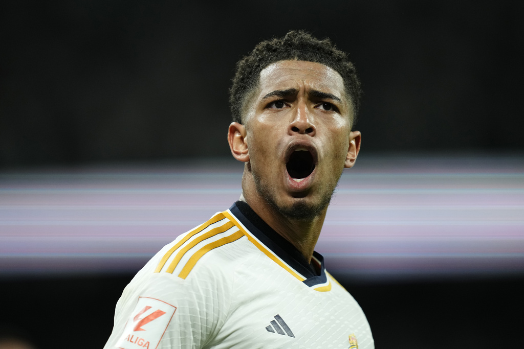 Jude Bellingham, del Real Madrid, celebra tras anotar el tercer gol de su equipo durante el partido de fútbol de la Liga española entre Real Madrid y Barcelona en el estadio Santiago Bernabeu de Madrid, España, el domingo 21 de abril de 2024. (Foto AP/José Bretón)