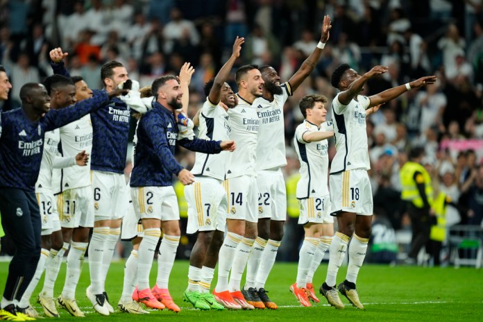 Los jugadores del Real Madrid celebran después del partido de fútbol de la Liga española entre Real Madrid y Barcelona en el estadio Santiago Bernabeu en Madrid, España, el domingo 21 de abril de 2024. (Foto AP/José Bretón)