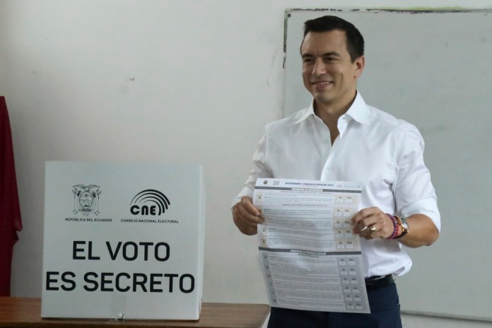 El presidente Daniel Noboa celebra la votación durante un referéndum para respaldar nuevas medidas de seguridad para reprimir a las bandas criminales responsables del aumento de la violencia, en Olón, Ecuador, el domingo 21 de abril de 2024. (Foto AP/César Muñoz)