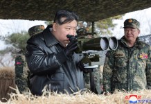 En esta imagen proporcionada por el gobierno norcoreano, el líder de Corea del Norte, Kim Jong Un, a la izquierda, supervisa maniobras de artillería en Corea del Norte, el jueves 7 de marzo de 2024. La marca de agua dice KCNA, abreviatura de la Agencia Central de Noticias de Corea. (Agencia Central de Noticias de Corea/Servicio de Noticias de Corea via AP, Archivo)