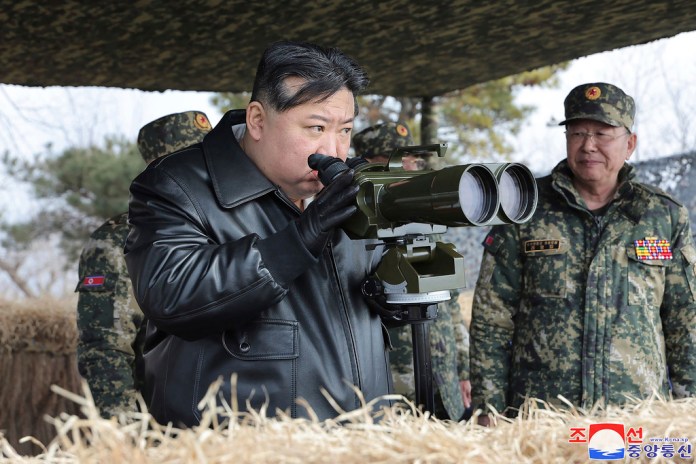 En esta imagen proporcionada por el gobierno norcoreano, el líder de Corea del Norte, Kim Jong Un, a la izquierda, supervisa maniobras de artillería en Corea del Norte, el jueves 7 de marzo de 2024. La marca de agua dice KCNA, abreviatura de la Agencia Central de Noticias de Corea. (Agencia Central de Noticias de Corea/Servicio de Noticias de Corea via AP, Archivo)