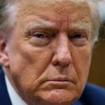 Donald Trump se sienta en la sala del tribunal durante su juicio penal en el tribunal estatal de Manhattan en Nueva York. (Brendan McDermid/Pool Photo vía AP)