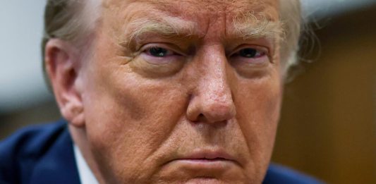 Donald Trump se sienta en la sala del tribunal durante su juicio penal en el tribunal estatal de Manhattan en Nueva York. (Brendan McDermid/Pool Photo vía AP)