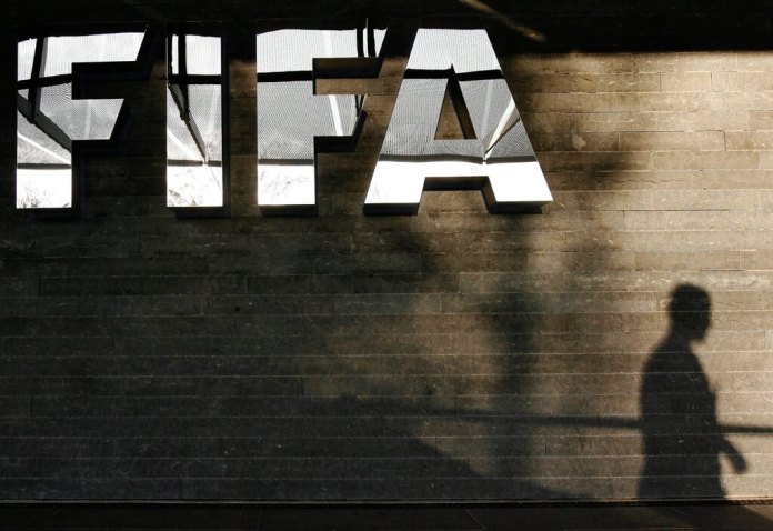 El logotipo de la FIFA en la sede de la FIFA en Zurich, Suiza. (KEYSTONE/Steffen Schmidt, Archivo)/Keystone vía AP)