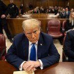 Donald Trump espera el inicio del procedimiento en el tribunal penal de Manhattan. (Foto AP/Yuki Iwamura, Pool)