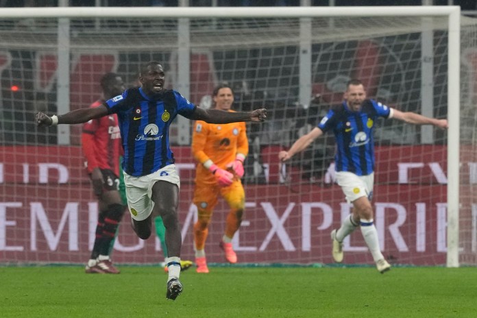 Los jugadores del Inter de Milán celebran al final del partido de fútbol de la Serie A entre el AC Milan y el Inter de Milán en el estadio de San Siro en Milán, Italia, el lunes 22 de abril de 2024. (Foto AP/Luca Bruno)