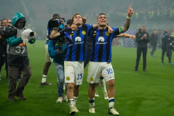 Nicolo Barella, izquierda, del Inter de Milán, y Lautaro Martínez, del Inter de Milán, celebran al final del partido de fútbol de la Serie A entre el AC Milan y el Inter de Milán en el estadio de San Siro en Milán, Italia, el lunes 22 de abril de 2024. (Foto AP/Luca bruno)