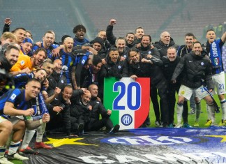 El entrenador del Inter de Milán Simone Inzaghi, celebra con su equipo tras ganar el título de la Serie A al término del duelo ante el AC Milan el lunes 22 de abril del 2024. (AP Foto/Luca Bruno)