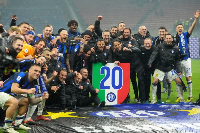 El entrenador del Inter de Milán Simone Inzaghi, celebra con su equipo tras ganar el título de la Serie A al término del duelo ante el AC Milan el lunes 22 de abril del 2024. (AP Foto/Luca Bruno)