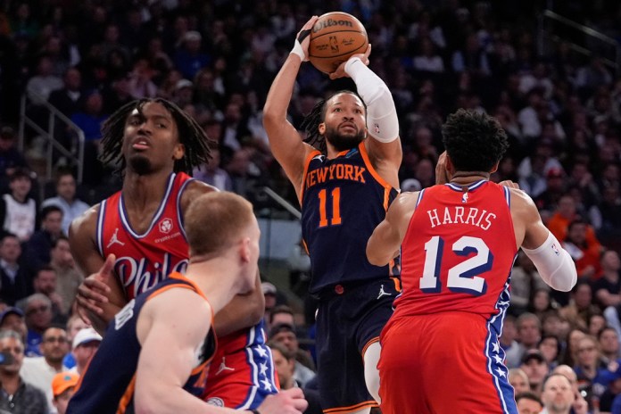 Jalen Brunson (11), de los Knicks de Nueva York, tira sobre Tobias Harris (12), de los 76ers de Filadelfia, durante la segunda mitad del Juego 2 de la serie de primera ronda de playoffs de baloncesto de la NBA, el lunes 22 de abril de 2024, en Nueva York. (AP Photo/Frank Franklin II)