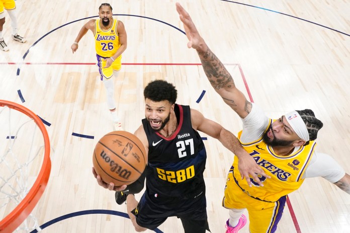 El guardia de los Denver Nuggets, Jamal Murray (27), se lanza a disparar contra el delantero de Los Angeles Lakers, Anthony Davis (3), durante la segunda mitad del Juego 2 de una serie de playoffs de primera ronda de baloncesto de la NBA, el lunes 22 de abril de 2024, en Denver. (Foto AP/Jack Dempsey)