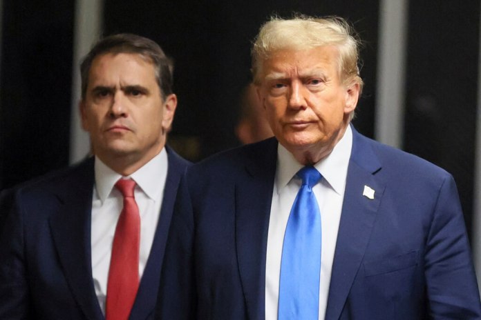 Donald Trump camina junto con su abogado Todd Blanche en la corte estatal en Manhattan. (Brendan McDermid/Pool Foto via AP)