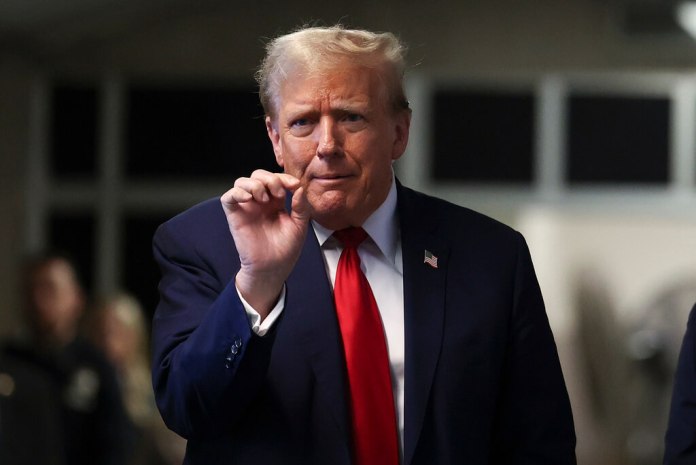 El expresidente Donald Trump habla después de salir del tribunal penal de Manhattan. (Foto AP/Yuki Iwamura, Pool)