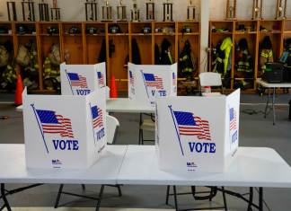 Urnas en un centro de votación, el martes 23 de abril de 2024, en Newtown, Pensilvania. (AP Foto/Matt Rourke)